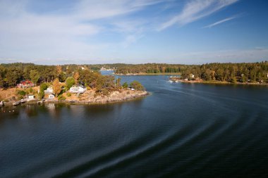 İsveç - Baltık Denizi, adalar ve tipik sahil şeridi, feribot görünümünden