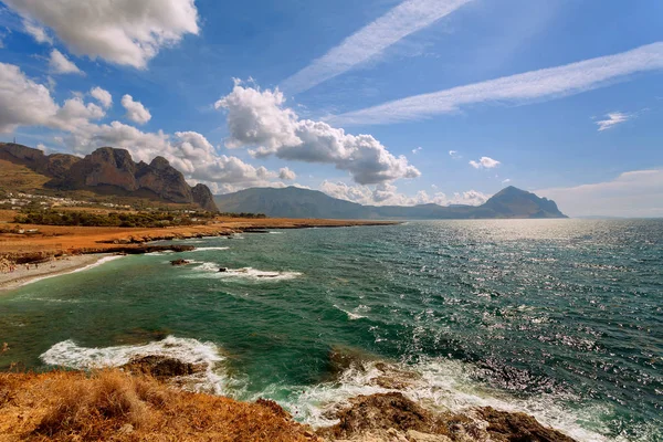 Провинция Трапани, Сицилия, Италия - вид на морской залив и пляж с береговой линии между Сан-Вито-ло-Капо и Скопелло — стоковое фото