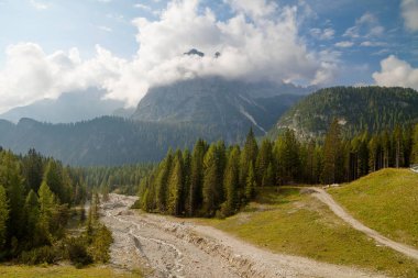 Dolomit Alps, sabah ışık, Belluno, İtalya nehirde. Cortina d'Ampezzo yakın.