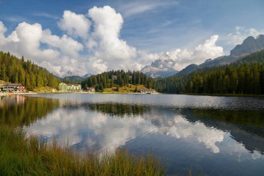 Misurina Gölü, Lago di Misurina, Dolomite Alpleri, Belluno, İtalya  