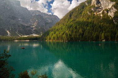 Braies Gölü (Lago di Braies), Dolomite Alpleri, Belluno, İtalya  