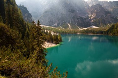 Braies Gölü (Lago di Braies), Dolomite Alpleri, Belluno, İtalya  