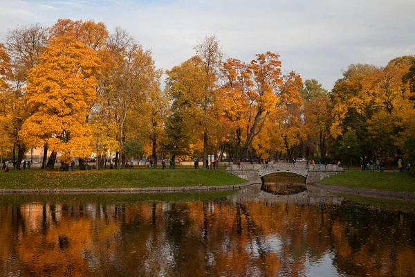 Saint Petersburg, Rusya Federasyonu - Michael Garden'da günbatımı (Mikhaylovskiy Sad)