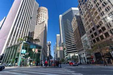 Market Sokağı ve Montgomery street, San Francisco, ABD, 4 Aralık 2017