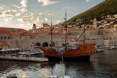 Dubrovnik, Dalmaçya, Hırvatistan - Dubrovnik eski bağlantı noktası gün batımında. Dubrovnik'in, 5 Eylül 2018.