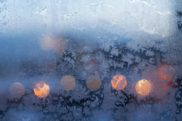 Weihnachten Frostiges Schneeflockenmuster Auf Fensterglas Und Stadtbeleuchtung — Stockfoto