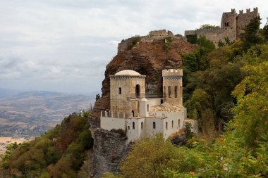 Erice, Trapani eyaletinde, Sicilya, İtalya - Pepoli Kalesi Venüs Kalesi (Castello di Venere) olarak da bilinir. Norman Kalesi, Venüs için bir kale. Torretta Pepoli.