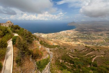 Erice, Trapani eyaletinde, Sicilya, İtalya - panoramik Akdeniz (Tiren Denizi) ve yol, Erice Erice için görünümü