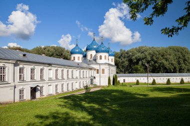 Aziz George Manastırı (Yuriev) Manastırı, Veliky Novgorod, Rusya - Aziz George Manastırı 'nın Kutsal Haç Katedrali, Yurievo Köyü, Veliky Novgorod' un dışında. UNESCO dünya mirası sahası.