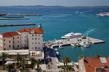 Hırvatistan 'ın Split kenti - Saint Domnius Katedrali' nden Adriyatik 'in eski kenti deniz ve limanına manzara
