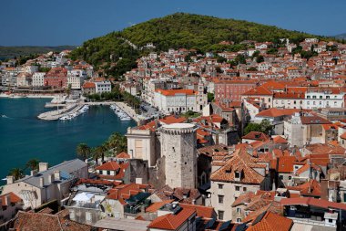 Hırvatistan 'ın Split kenti - Saint Domnius Katedrali' nden Adriyatik 'in eski kenti deniz ve limanına manzara