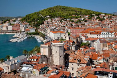 Hırvatistan 'ın Split kenti - Saint Domnius Katedrali' nden Adriyatik 'in eski kenti deniz ve limanına manzara