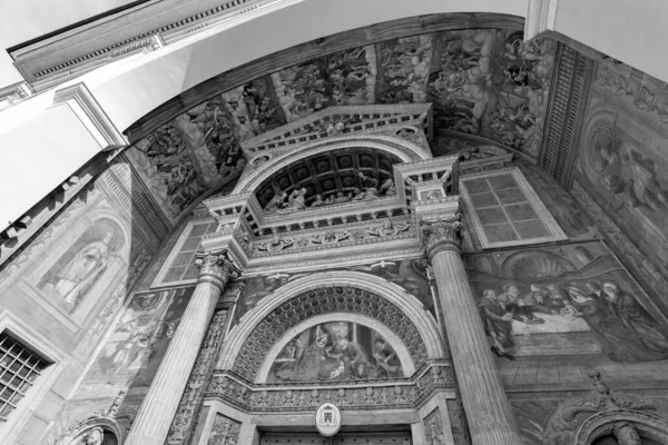 Aosta Katedrali (Cattedrale di Santa Maria Assunta), dış yüzey, siyah ve beyaz - Aosta, Aosta Vadisi, İtalya, 26 Şubat 2017.
