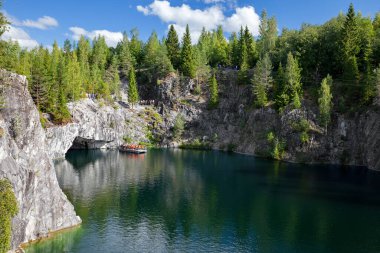 Karelia, Rusya - Ruskeala parkı yazın, mermer ocağı