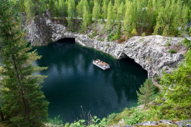 Karelia, Rusya - Ruskeala parkı yazın, mermer ocağı