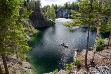 Karelia, Rusya - Ruskeala parkı yazın, mermer ocağı