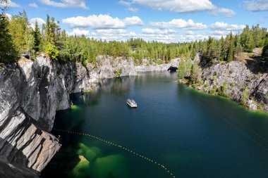 Karelia, Rusya - Ruskeala parkı yazın, mermer ocağı