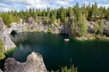 Karelia, Rusya - Ruskeala parkı yazın, mermer ocağı