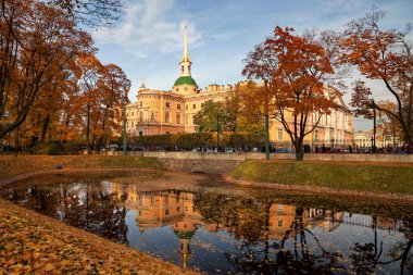 Saint Petersburg, Rusya - Mikhailovsky kalesinde gün batımında Michael Garden 'dan manzara