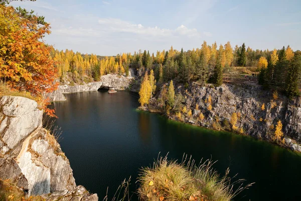 ロシアのカレリア 秋のロシアの公園 大理石の採石場 — ストック写真