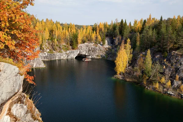 ロシアのカレリア 秋のロシアの公園 大理石の採石場 — ストック写真