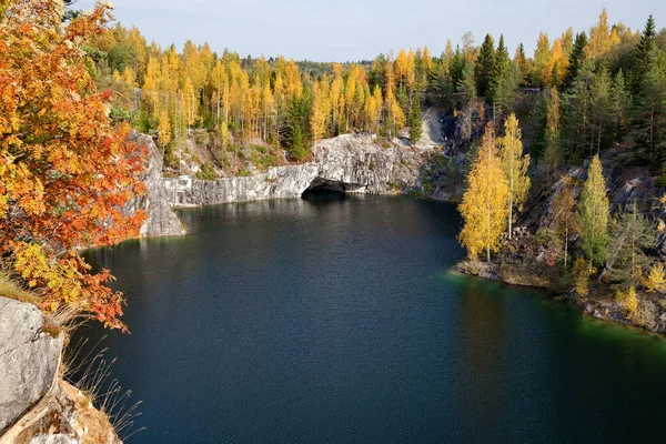 ロシアのカレリア 秋のロシアの公園 大理石の採石場 — ストック写真