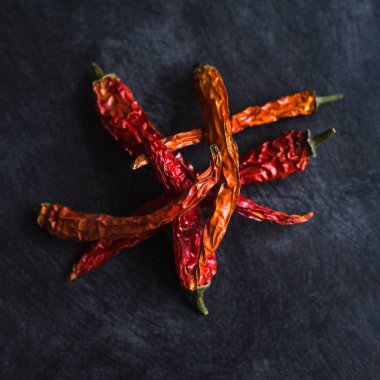 Siyah arka planda kurutulmuş kırmızı sıcak Chili Peppers-Asya ve Mexcan baharatlı mutfak kavramı.