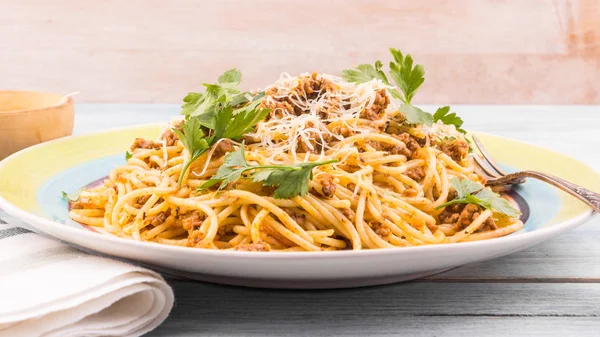 Část Tradičních Italských Těstovin Talíři Blízko Boloňské Špagety Parmezánem Petrželkou — Stock fotografie