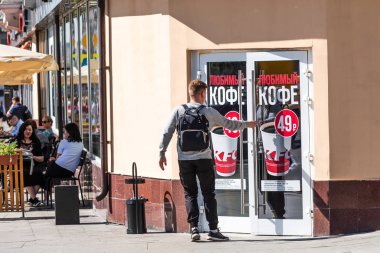 Moskova, Rusya, 5 Haziran 2019 Adam KFC restoranının kapısını açıyor