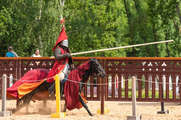 Moscou Rússia Junho 2019 Cavaleiro Armadura Medieval Cavalo Com Uma — Fotografia de Stock
