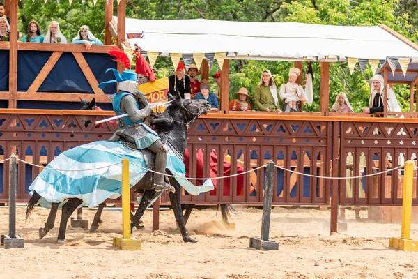 Μόσχα Ρωσία Ιουνίου 2019 Ιππότες Μεσαιωνική Πανοπλία Άλογα Λόγχες Συγκρούστηκαν — Φωτογραφία Αρχείου
