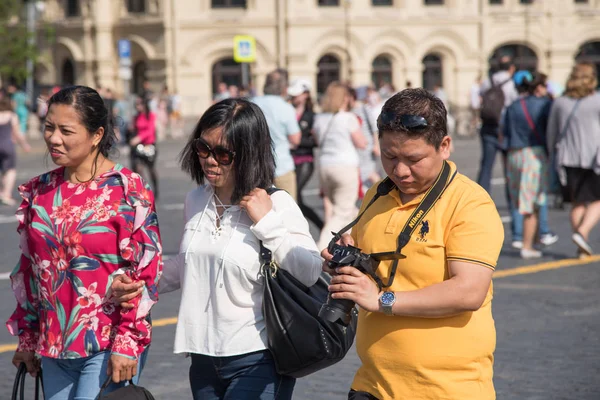 Moscow Russia May 2018 Three Tourists Asia Man Camera Two — Stock Photo, Image