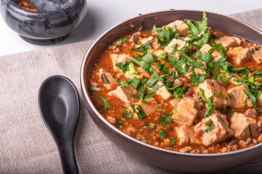 Bir keten rustik peçete üzerinde bir kase içinde kıyılmış et ve tofu peyniri ile geleneksel Çin çanak tofu, yakın çekim