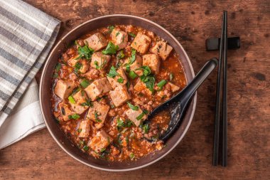 Popüler Çin Sichuan çanak-rustik ahşap masada Mapo soya peyniri bir kase, üst görünüm