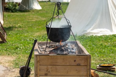 Sokak Yemekleri-yangın üzerine pişmiş çorba ile bir kazan.