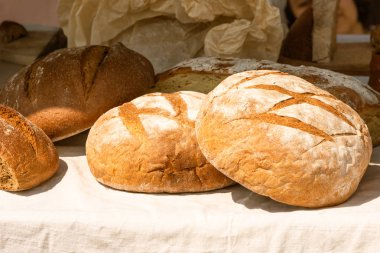 Bir sokak tezgahında rustik bir arka planda ekmek büyük somun.