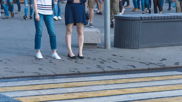 Mujeres Vestido Jeans Paran Paso Peatones Cruzando Calle — Foto de Stock