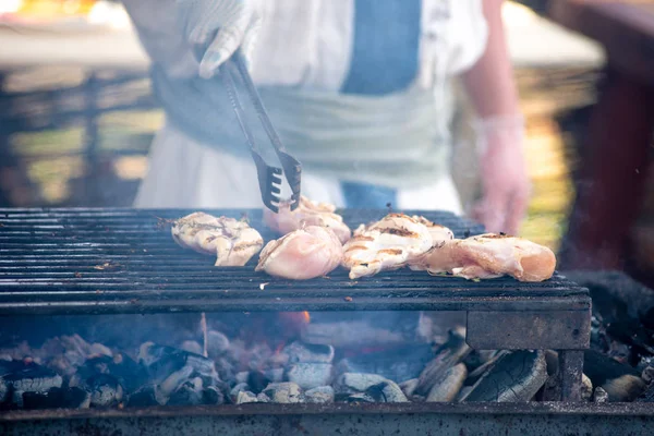 Poitrines Poulet Grillées Dans Cuisine Rue Silhouette Cuisinier Arrière Plan — Photo