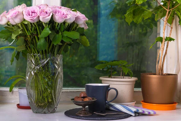 Ein Rosenstrauß Einer Vase Steht Mit Einer Tasse Tee Mit — Stockfoto