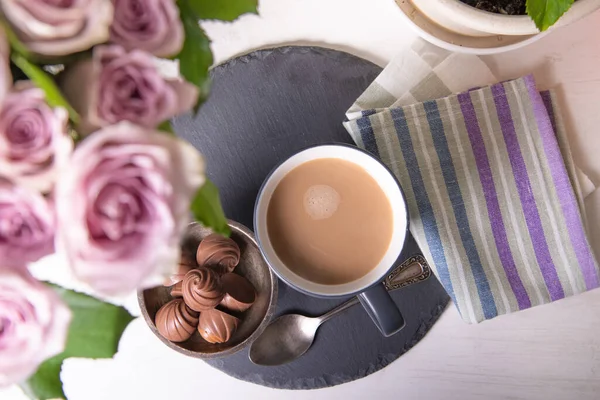 Ein Rosenstrauß Einer Vase Steht Mit Einer Tasse Latte Coffee — Stockfoto