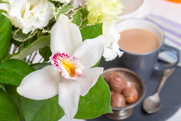 Bouquet Mit Weißen Orchideen Und Einer Tasse Kaffee Mit Milch — Stockfoto