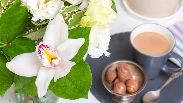 Bouquet Mit Weißen Orchideen Und Einer Tasse Kaffee Mit Milch — Stockfoto