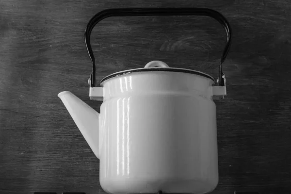 Білий Емальований Старовинний Чайник Стоїть Плиті Чорному Тлі Крупним Планом — стокове фото