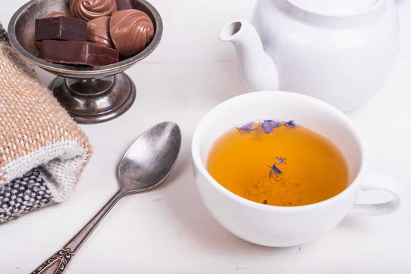 Teekanne Tasse Grüner Tee Und Kandiszucker Einer Schattierten Metallvase Und — Stockfoto