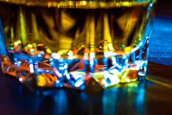 Fondo Borroso Whisky Vaso Con Bordes Iluminados Por Rayo Luz —  Fotos de Stock