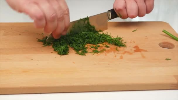 Man Skär Fint Dill Med Japansk Kniv Santoku Händer Närbild — Stockvideo