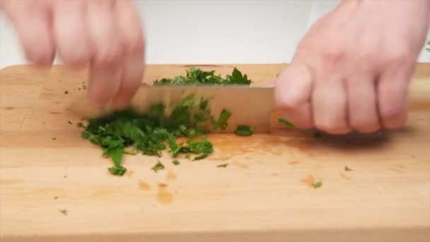 一个男人用日本小刀 双手和特写精细地切碎欧芹 — 图库视频影像