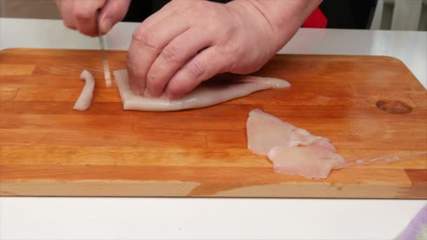 Ein Mann Schneidet Ein Tintenfilet Mit Einem Messer Auf Einem — Stockvideo