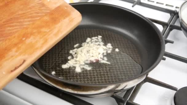 Uomo Frigge Aglio Una Padella Infastidisce Con Cucchiaio Legno Primo — Video Stock