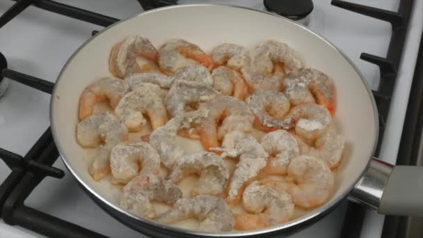 Homme Fait Frire Des Crevettes Dans Une Casserole Aide Avec — Video